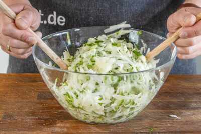 Omas Kohlrabisalat umrühren