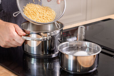 Reis und Eier kochen