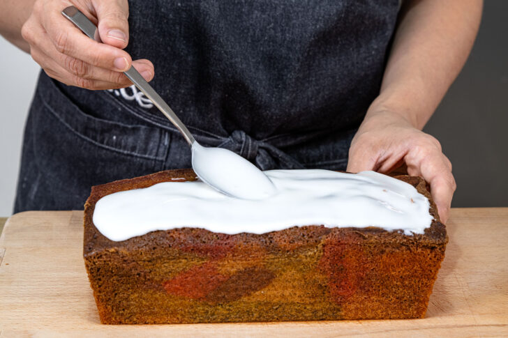 Papageienkuchen aus der Kastenform glasieren