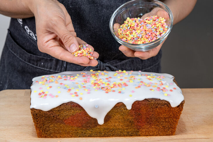 Papageienkuchen aus der Kastenform mit Streuseln dekorieren