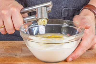 Knoblauch ausdrücken
