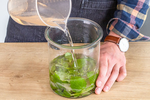 Wasser hinzugeben