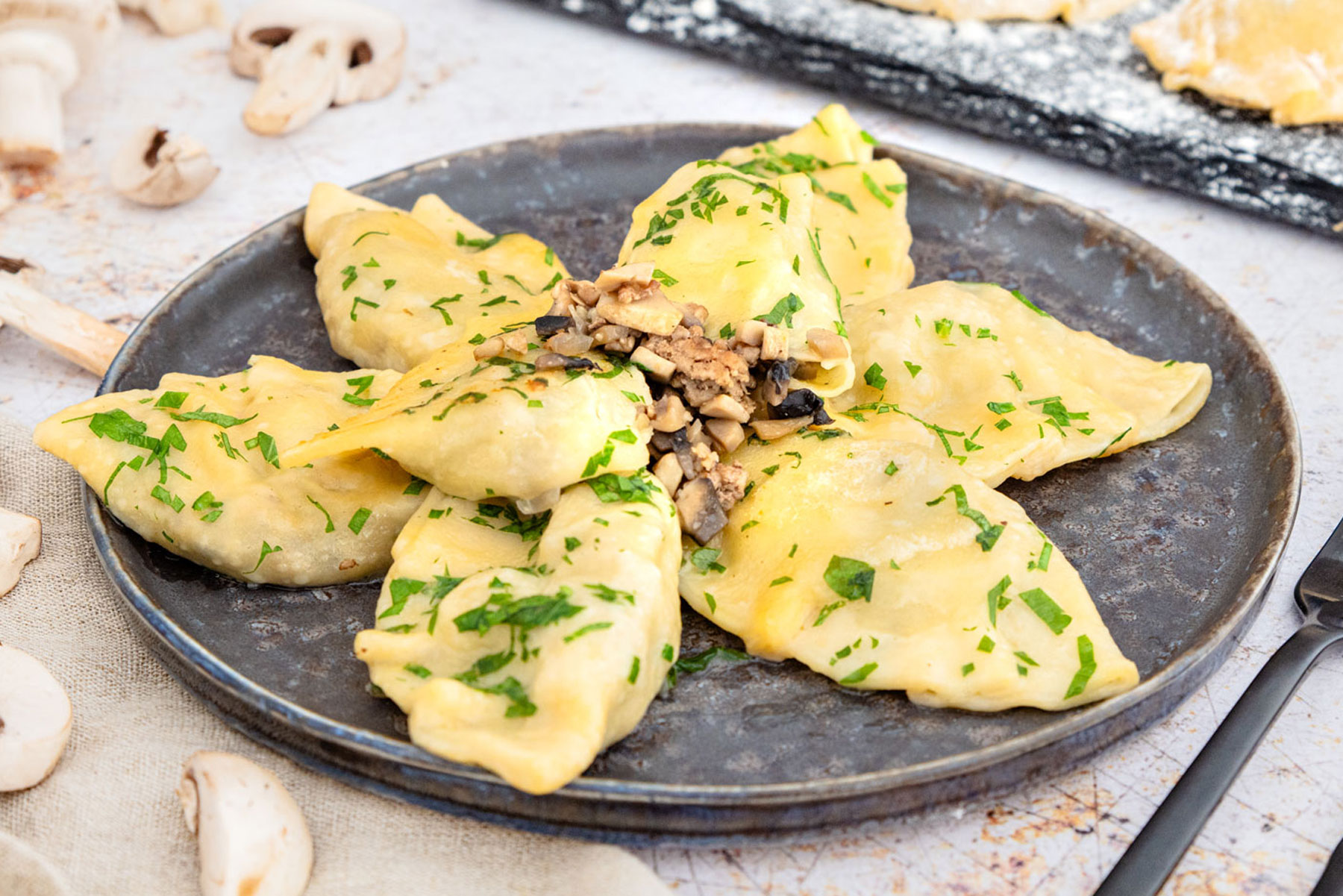 Pelmeni mit Schmand und saurer Sahne Soße | Rezept
