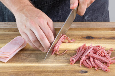 Wurst in schmale Streifen schneiden