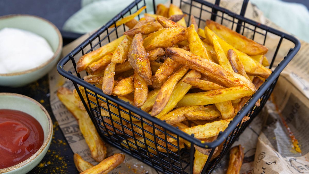 Pommes aus der Heißluftfritteuse | Rezept - eat.de