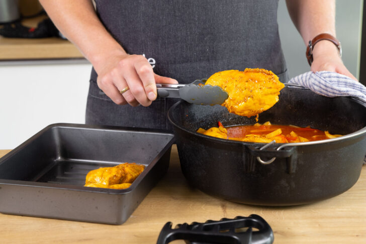 Hähnchenbrust aus dem Dutch Oven nehmen.