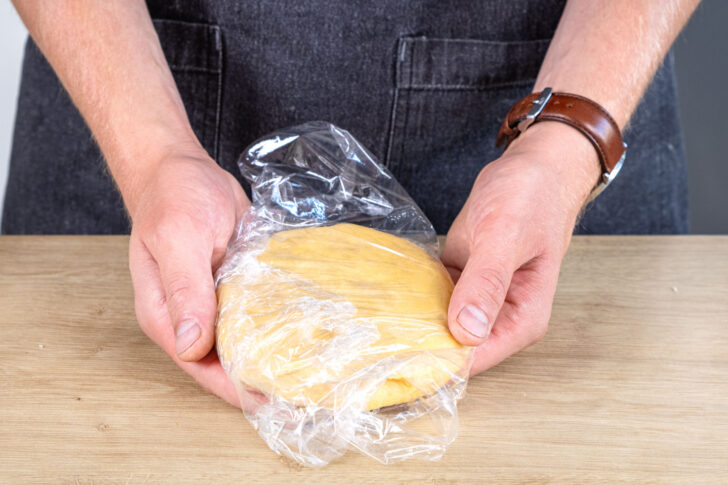 Mürbeteig verpacken und in Kühlschrank geben