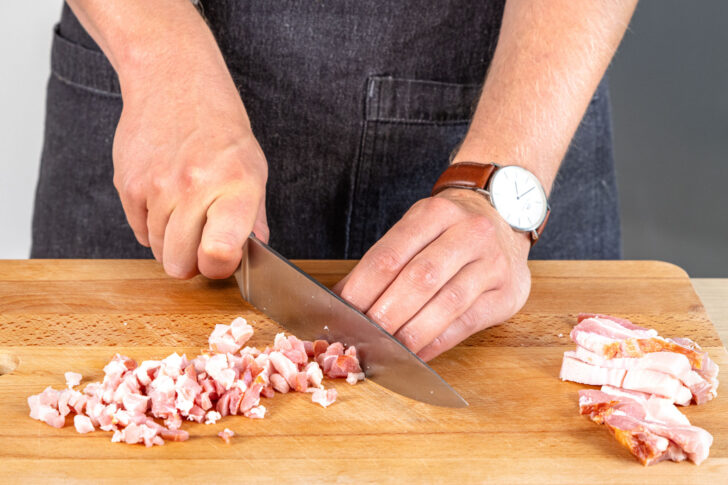 Bauchspeck würfeln