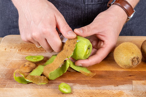 Kiwi schälen