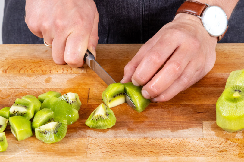 Kiwi für die Obstspieße in Stücke schneiden