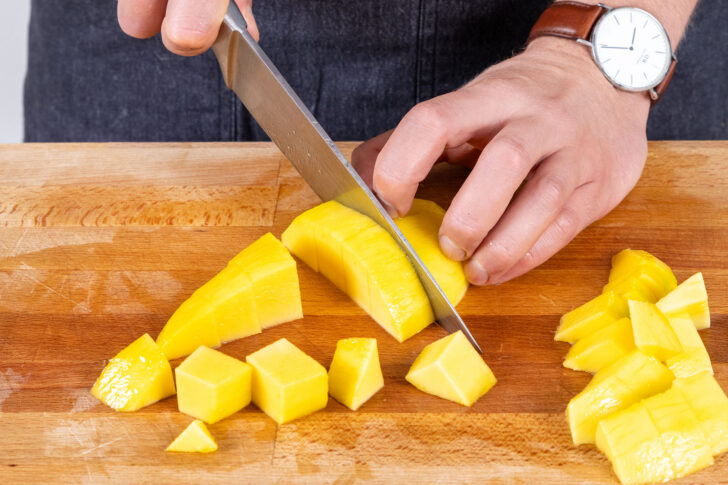 Mango für die Obstspieße in Würfel schneiden