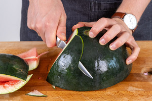 Melonenschale abschneiden