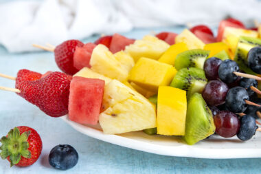 Regenbogen-Obstspieße