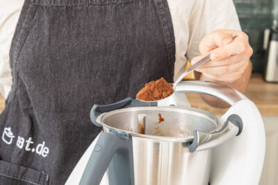 Kakao in den Thermomix geben, für saftige Brownies aus dem Thermomix