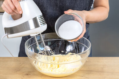 Zucker zur Butter geben