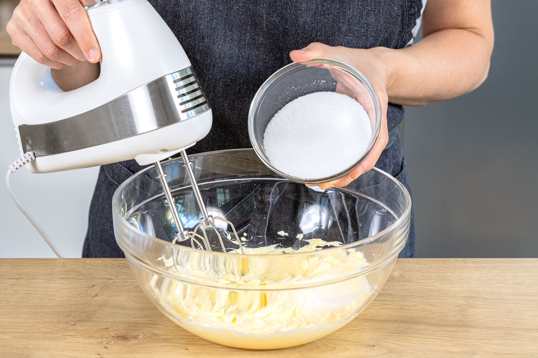 Zucker zur Butter geben