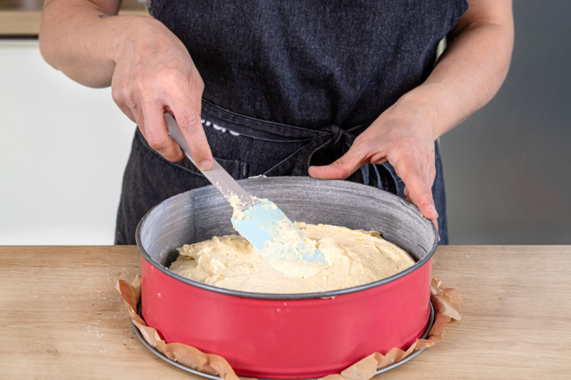 Rührteig für saftigen Joghurtkuchen in Springform streichen