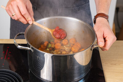 Tomatenmark dazugeben