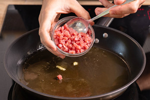 Speckwürfel in Butterschmalz anbraten