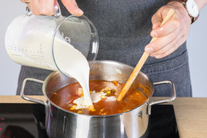 Gyrossuppe mit Sahne auffüllen