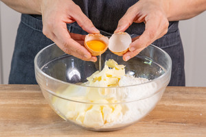 Eier zum Teig geben