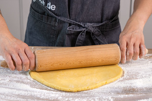 Mürbeteig mit Nudelholz ausrollen