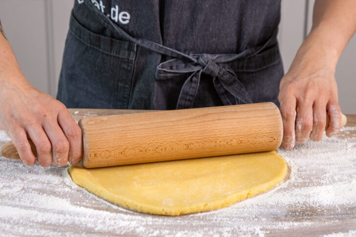 Mürbeteig mit Nudelholz ausrollen