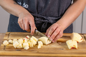 Äpfel in Würfel schneiden