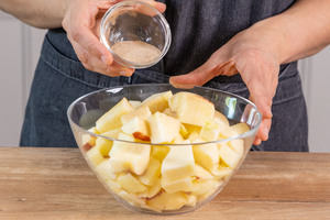 Äpfel mit Zimt und Zucker mischen