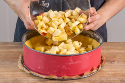 Äpfel in Springform verteilen