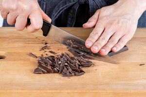 Schokolade für den Schoko-Bananenkuchen klein hacken