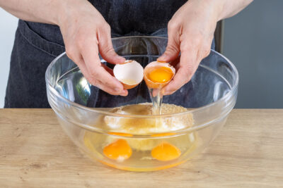 Eier zum Zucker geben