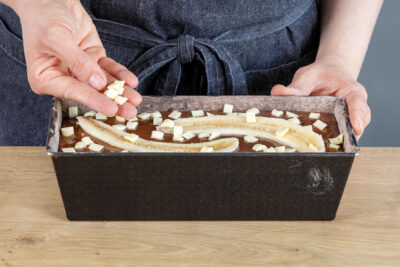 Schokodrops über den Schoko-Bananenkuchen geben
