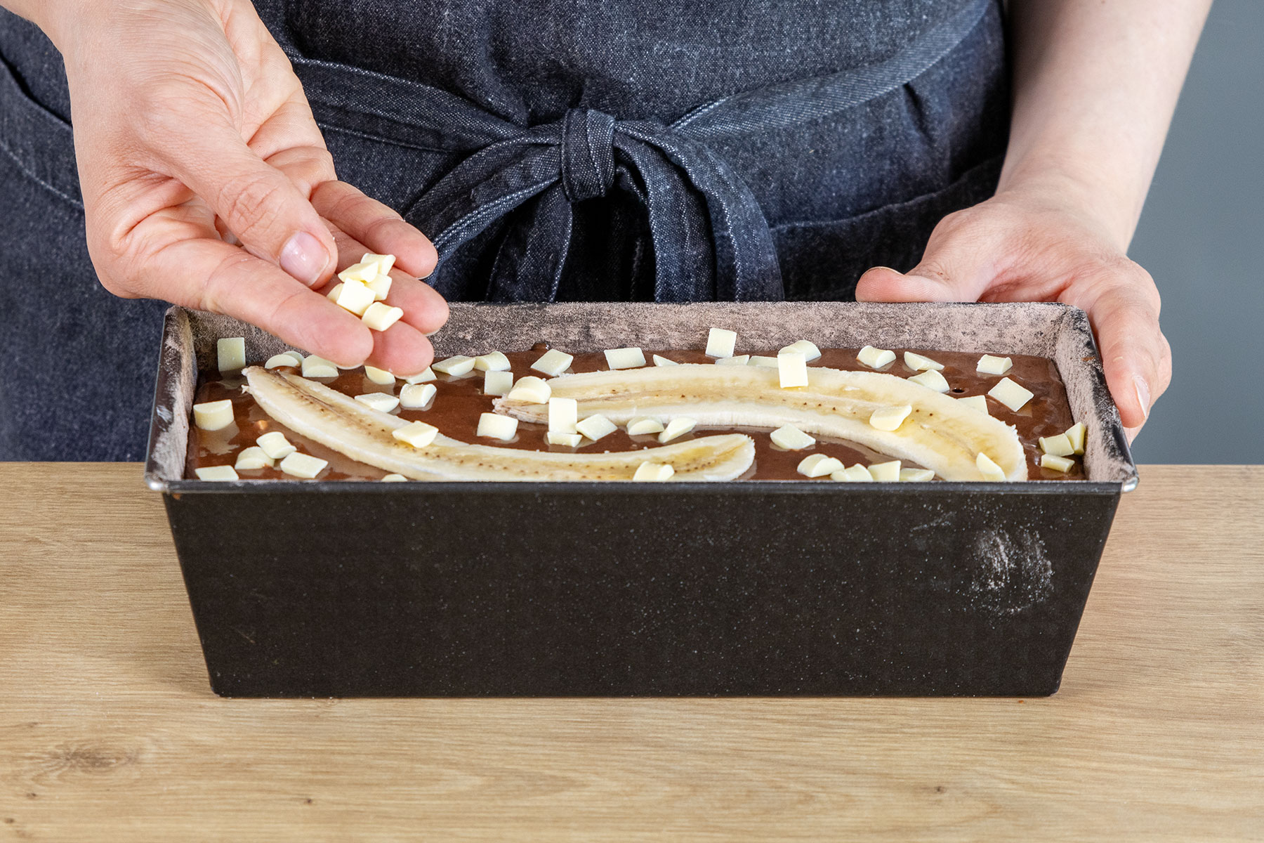 Schokodrops über den Schoko-Bananenkuchen geben