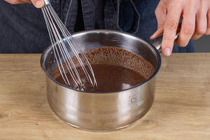 Schokolade in Milch auflösen
