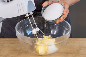 Zucker zur Butter geben