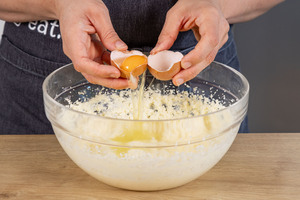 Eier zur schaumigen Butter geben