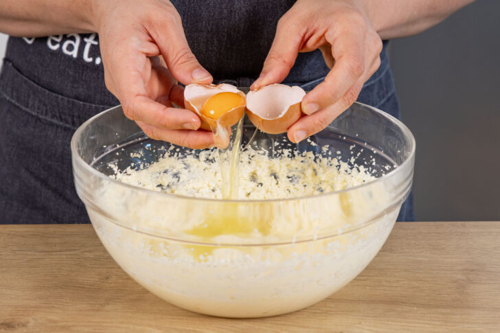 Eier zur schaumigen Butter geben