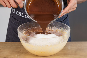 Schokoladenmilch zum Teig gießen