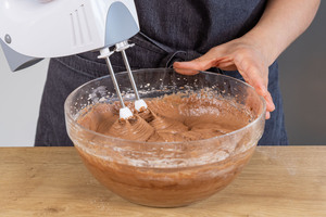 Teig mit Handrührgerät verrühren