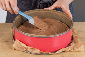 Teig für Schoko-Birnenkuchen in Springform verteilen