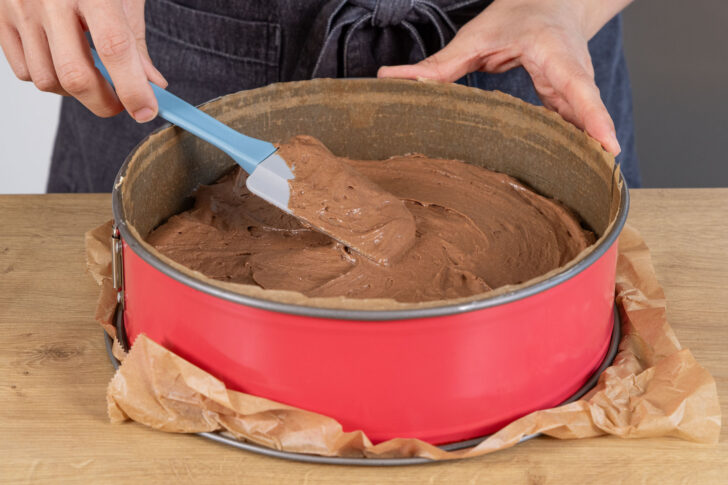 Teig für Schoko-Birnenkuchen in Springform verteilen