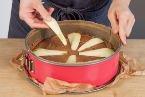 Birnen auf Schokoteig verteilen