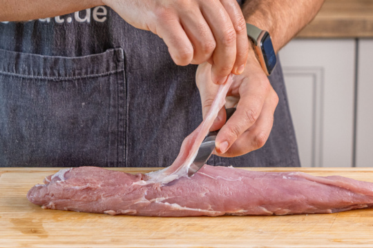 Fleisch von Fett und Sehnen befreien
