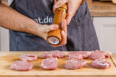 Schweinemedaillons salzen und pfeffern