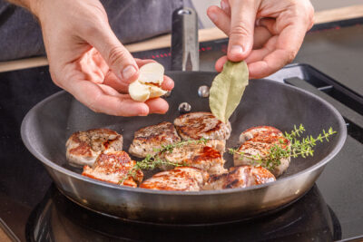 Knoblauch und Gewürze hinzugeben