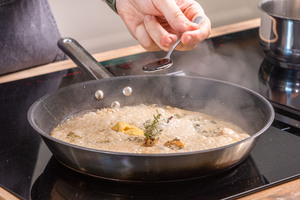 Pfefferrahmsauce würzen