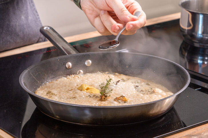 Pfefferrahmsauce würzen