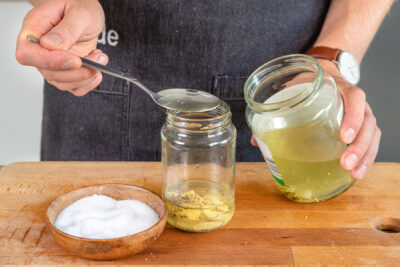 Gurkenwasser zum Dressing geben