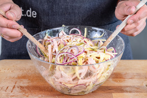 Schweizer Wurstsalat vermengen